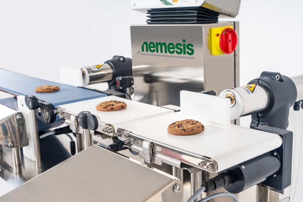 Trieuse pondérale intégrée sur une ligne de biscuits